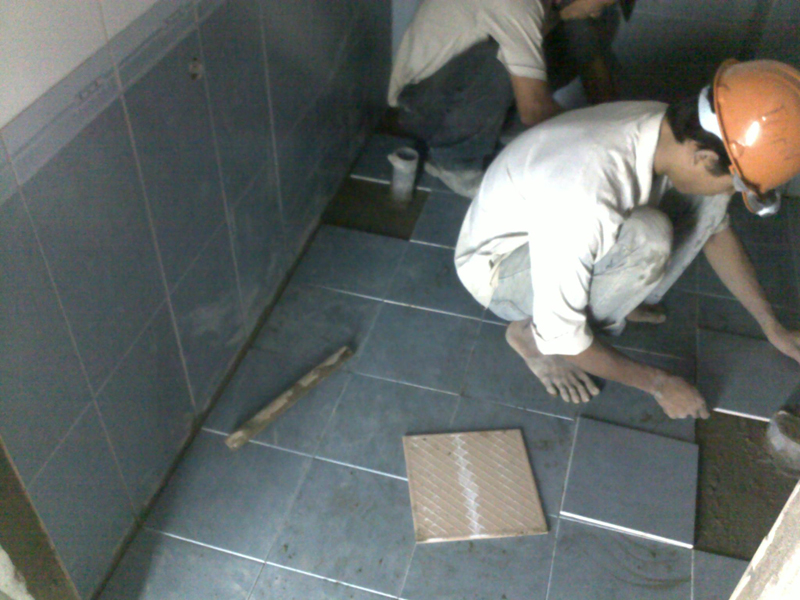 thi công gạch lát nền nhà vệ sinh